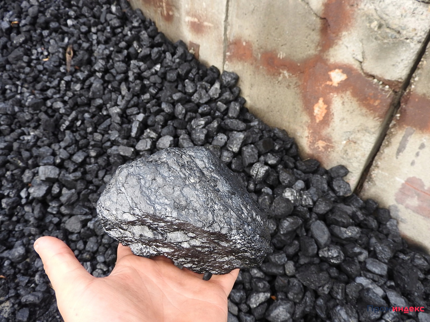 Каменный уголь для отопления дома. Уголь антрацит орех. Уголь марки аш. Антрацит ако фр. 25-100 Мм. Уголь битуминозный антрацит каменный.