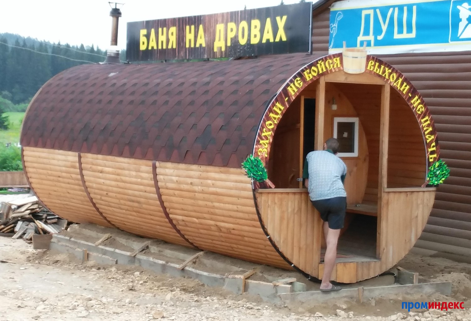Готовые бани в красноярске. Баня бочка. Баня бочка сруб. Баня бочка в Красноярске. Бани бочки внутри.