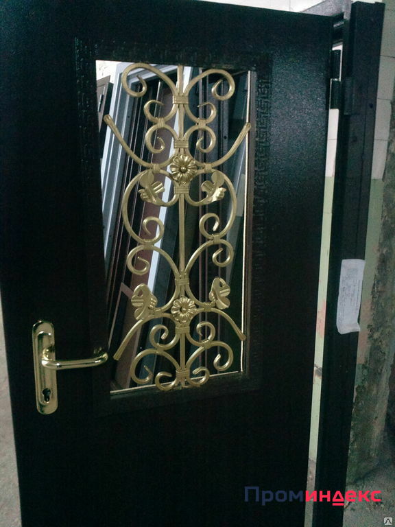 Фото Дверь металлическая с коваными изделиями