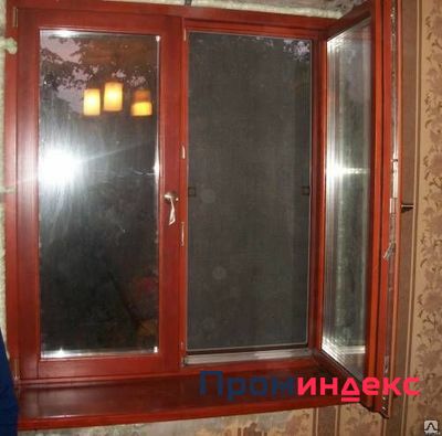 Фото Деревянное окно цвет махагон с деревянным подоконником