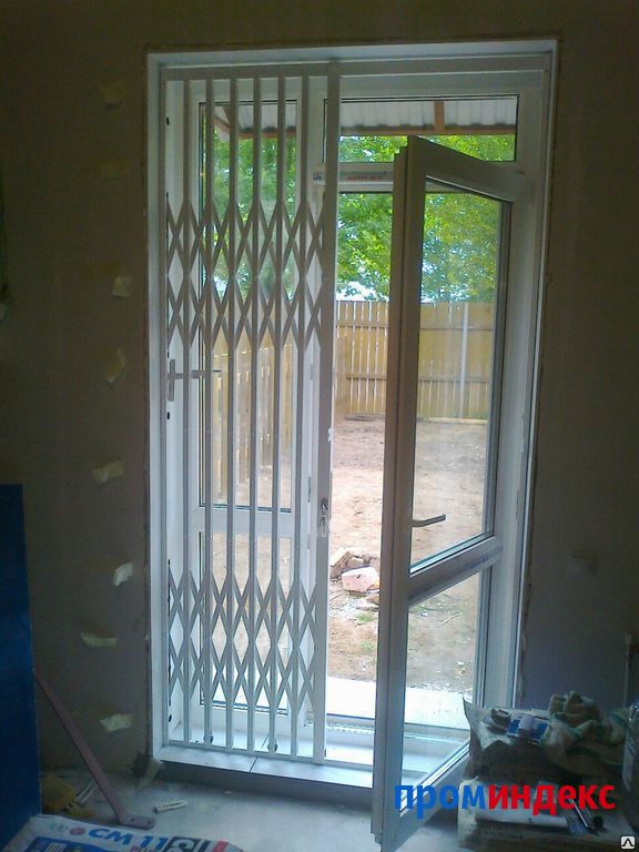 Фото Установка металлических решеток на окна