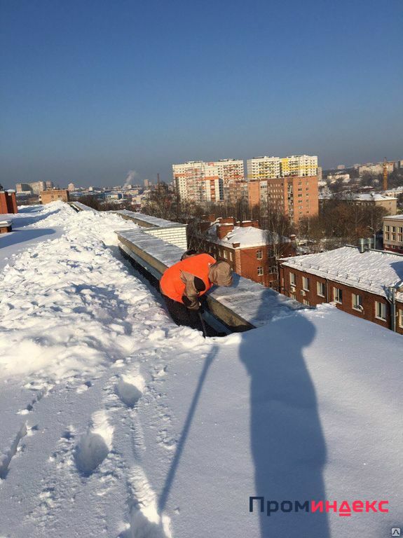 Фото Уборка снега с крыш