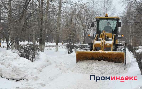 Фото Уборка снега экскаватором-погрузчиком, погрузка в самосвалы. Уфа