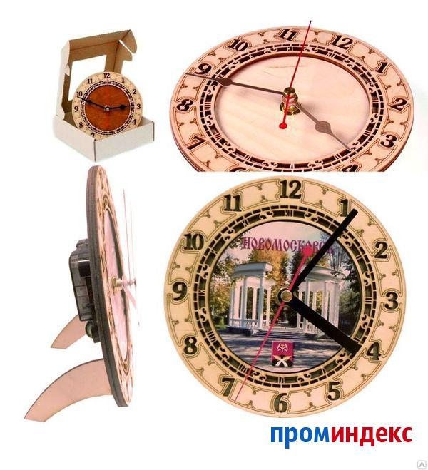 Фото Настольные деревянные часы d 15 см с полиграфической вставкой в  упаковке