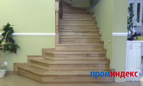 Фото Лакированная деревянная лестница