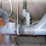 фото Прокладка труб канализации под потолком разного диаметра