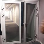 фото Противопожарная алюминиевая дверь EIW30 без порога