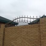 фото Шапки на забор кованые