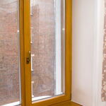 фото Деревянное окно цвет "тик" с деревянным подоконником и откосами
