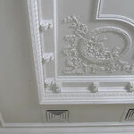 фото Установка пенопластового декоративного профиля на потолок