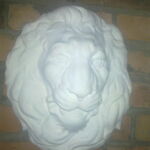 фото Скульптура садовая Лев на стене