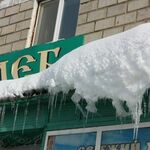 фото Сброс снега с выступающих элементов фасада