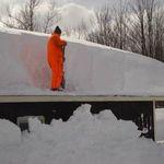 фото Очистка крыши от снега, наледи и сосулек