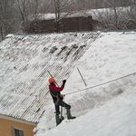фото Уборка снега с крыш домов