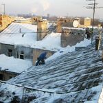 фото Очищение крыши от снега, наледи и сосулек