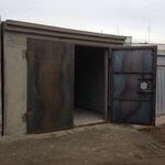 фото Железобетонный гараж с воротами 4мм с обрамлением с металлическим лючком.