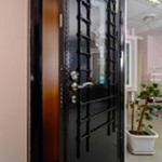 фото Сейф-дверь с порошковым покрытием, со стеклопакетом и декоративной решеткой