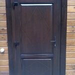 Фото №2 Входная деревянная дверь с карнизом и наличниками