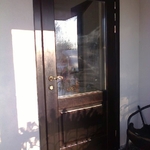фото Дверь входная утеплённая с остеклением
