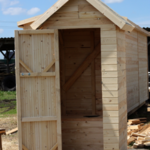 фото Туалет деревянный с двухскатной крышей.