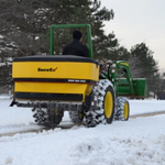 фото Пескоразбрасыватели Snowex навесные на трактор