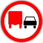 фото Дорожный знак Обгон грузовым автомобилям запрещён 3.22